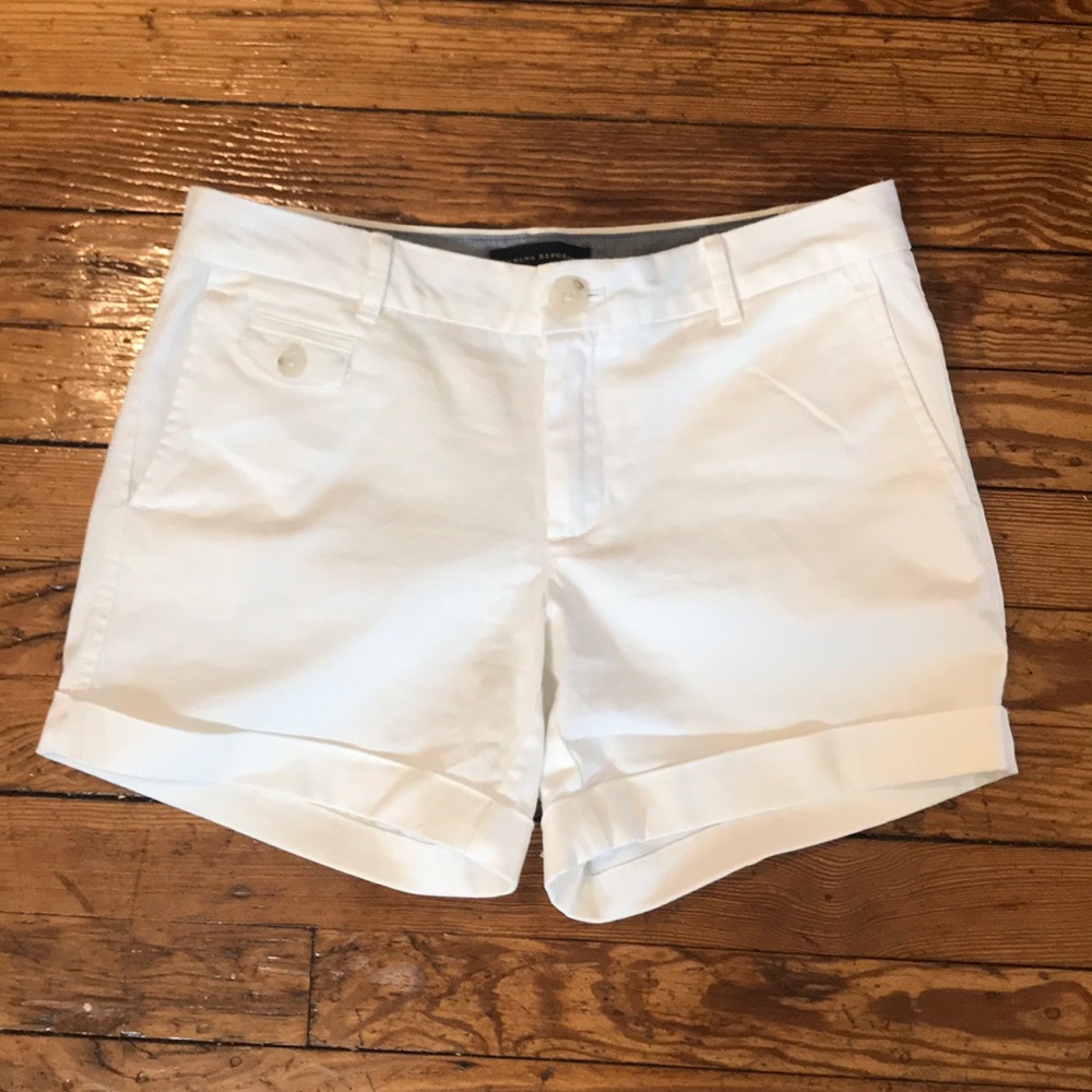 Banana Republic Size 2 Cream Shorts